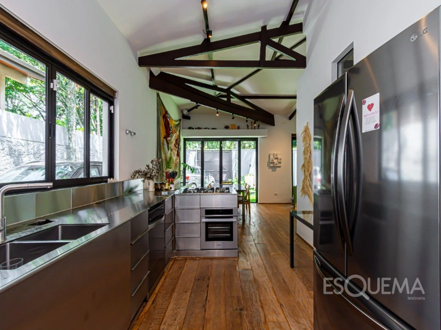 Casa térrea reformada, com luz natural e integração total - Imagem 7