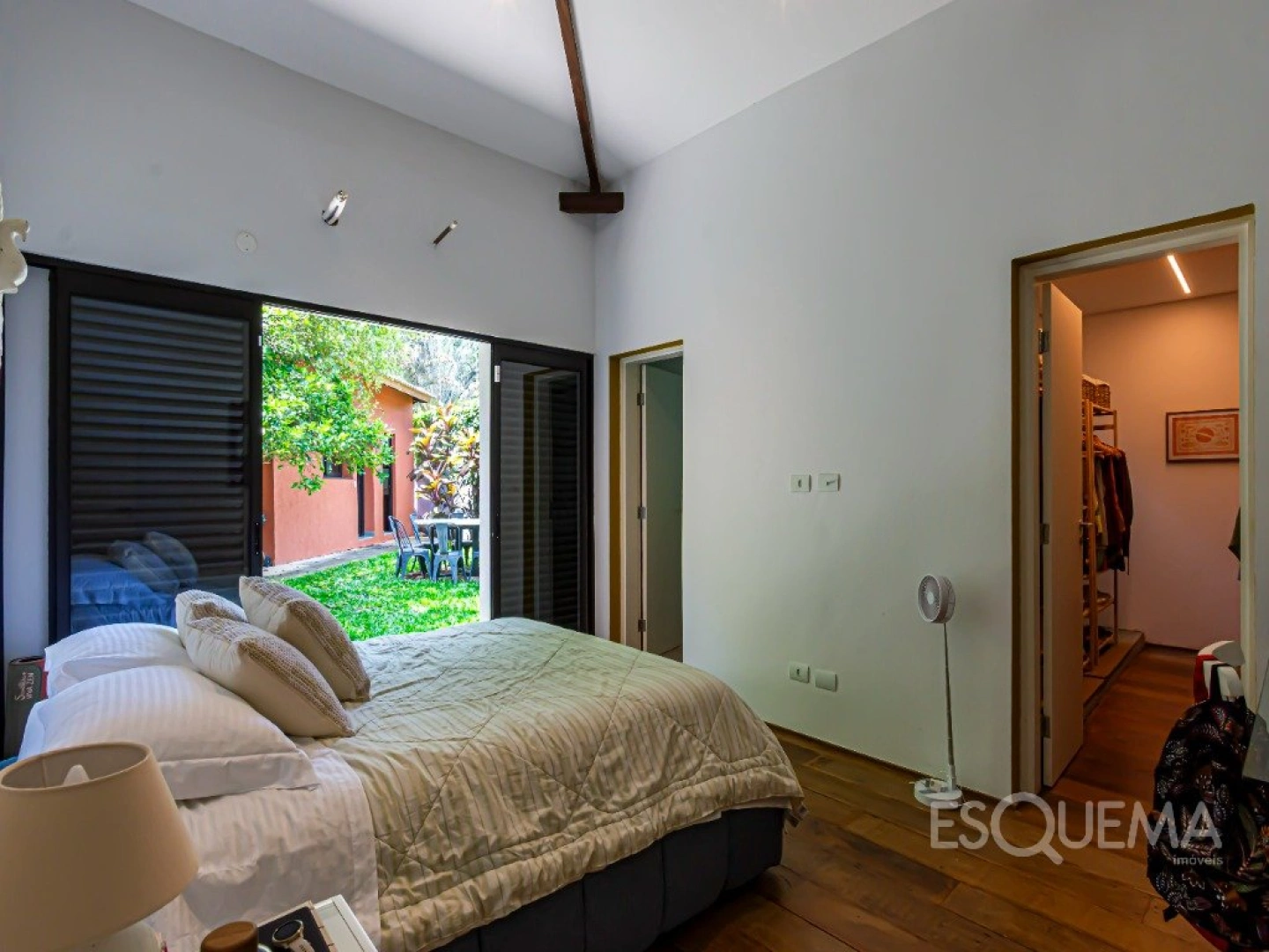 Casa térrea reformada, com luz natural e integração total - Imagem 8
