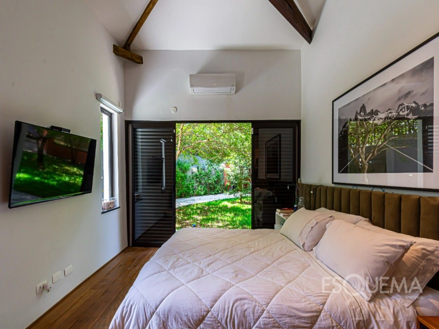 Casa térrea reformada, com luz natural e integração total - Imagem 9