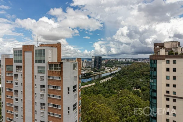 Cobertura com vista para o skyline paulistano