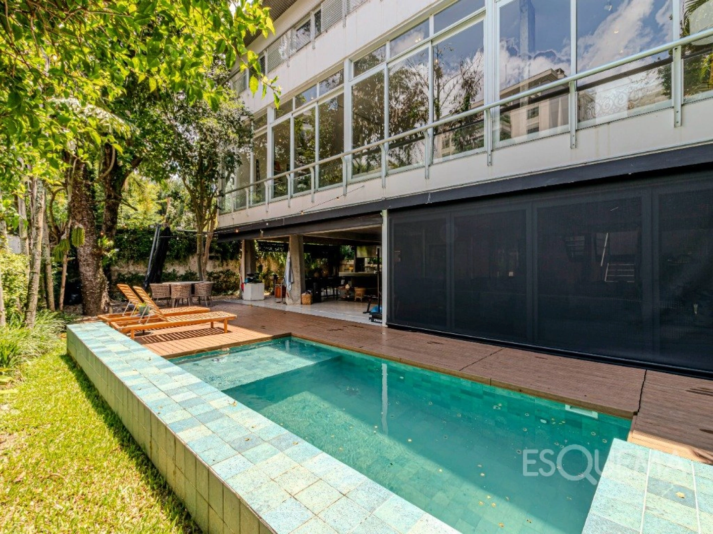 Casa reformada com vista para o verde - Imagem 1