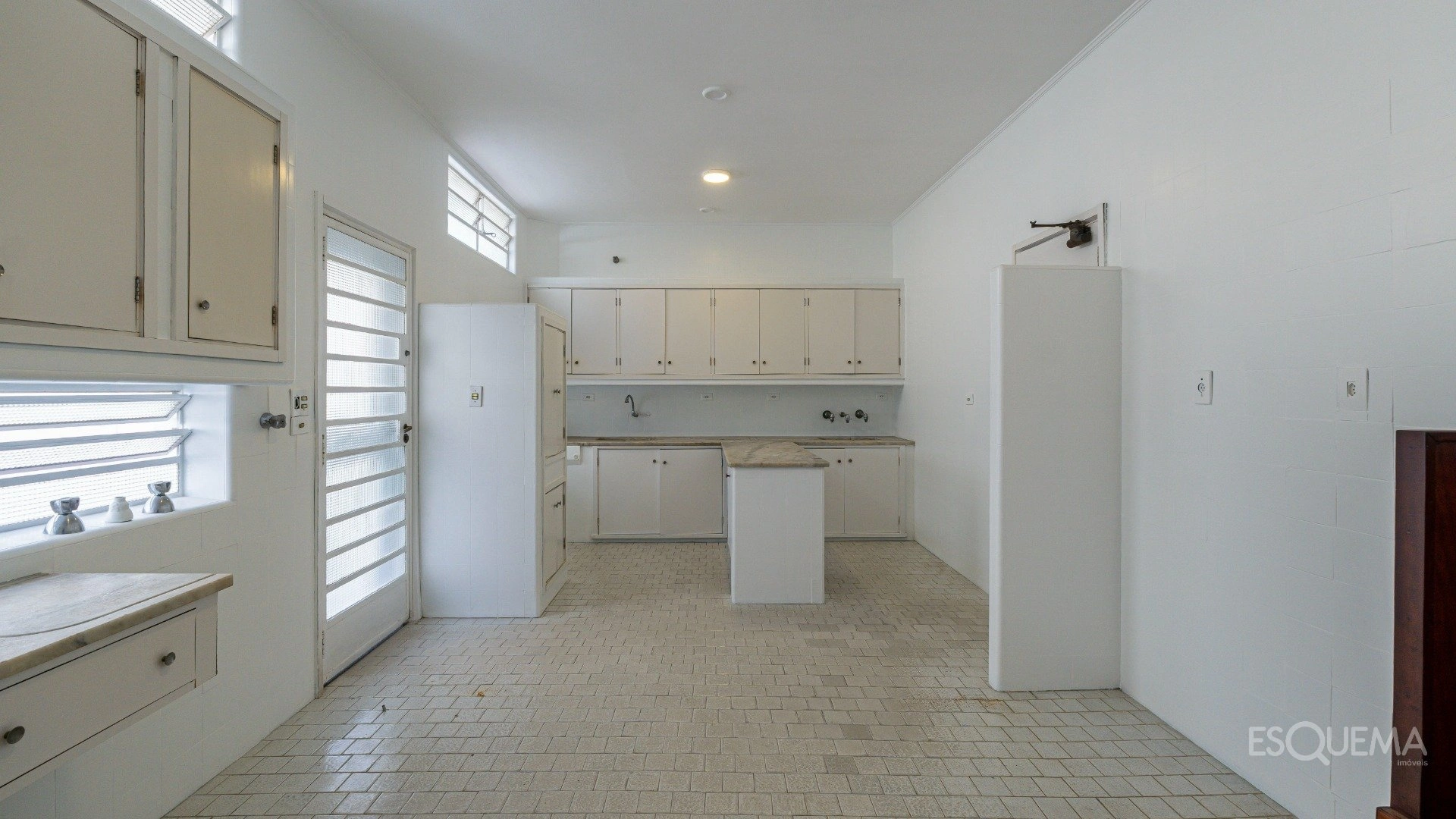 Casa em rua fechada próxima à Praça Panamericana - Imagem 14