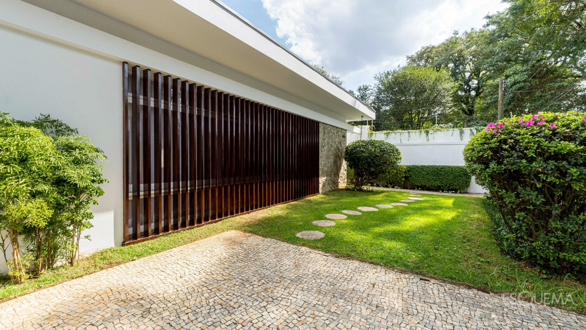 Casa em rua fechada próxima à Praça Panamericana - Imagem 1