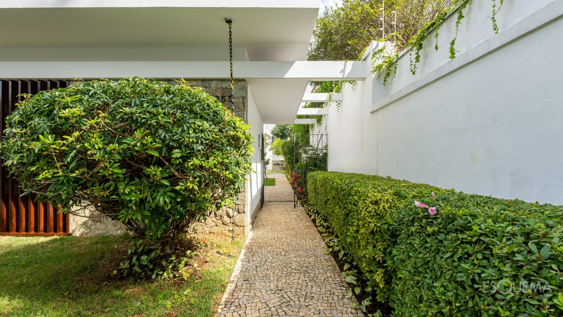 Casa em rua fechada próxima à Praça Panamericana - Imagem 4