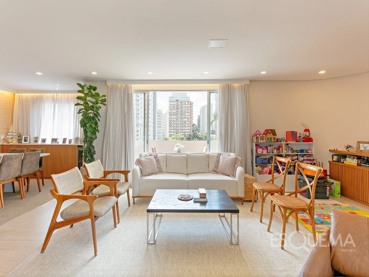Apartamento reformado, espaçoso e com lazer, no Itaim Bibi - Imagem 1