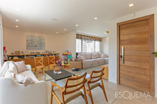 Apartamento reformado, espaçoso e com lazer, no Itaim Bibi