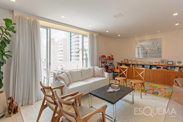 Apartamento reformado, espaçoso e com lazer, no Itaim Bibi