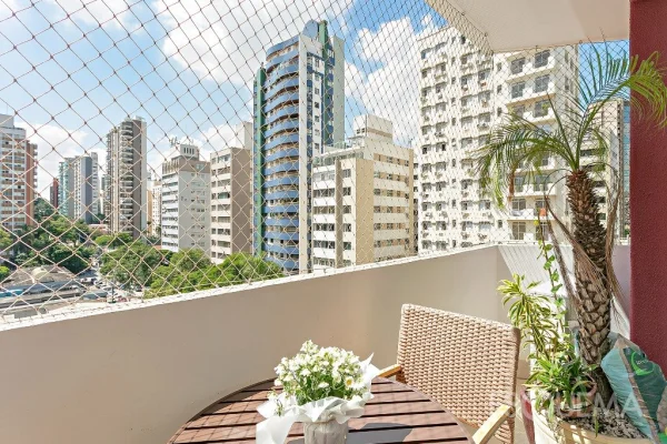Apartamento reformado, espaçoso e com lazer, no Itaim Bibi