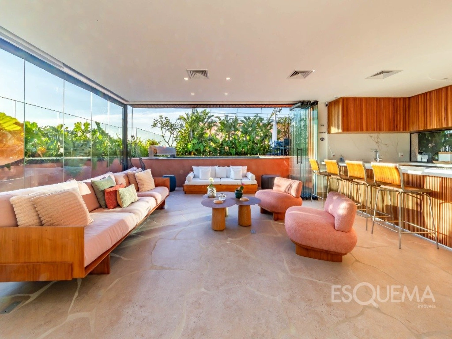 Cobertura com piscina no terraço, vista aberta e projeto autoral na Vila Madalena - Imagem 3