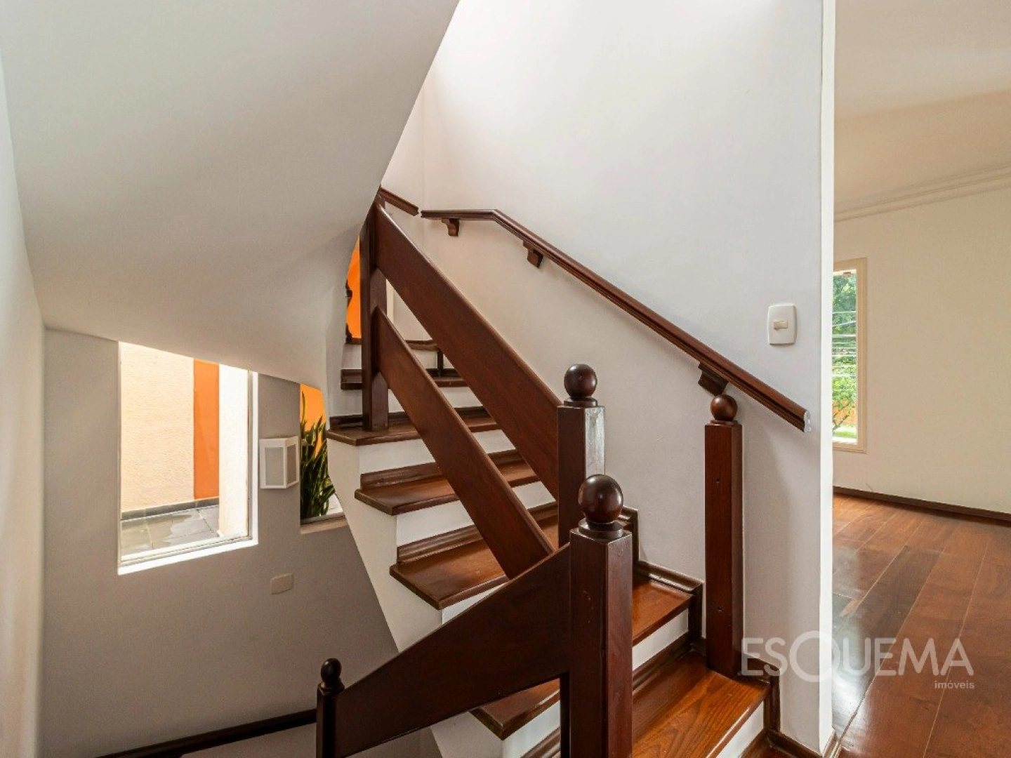 Casa com atmosfera de interior em frente a praça - Imagem 10