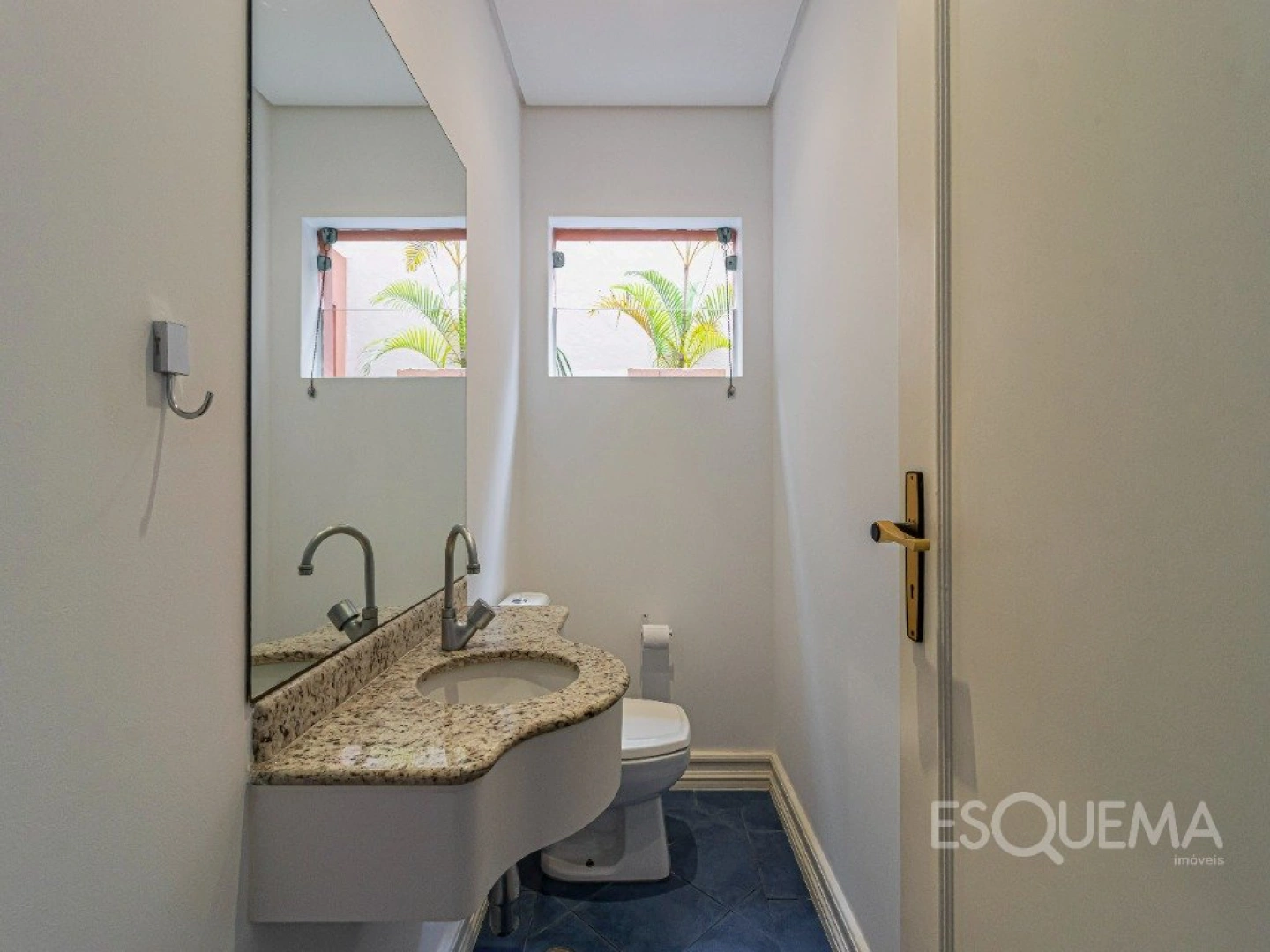 Casa com atmosfera de interior em frente a praça - Imagem 11
