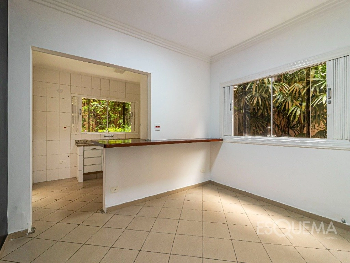 Casa com atmosfera de interior em frente a praça - Imagem 12