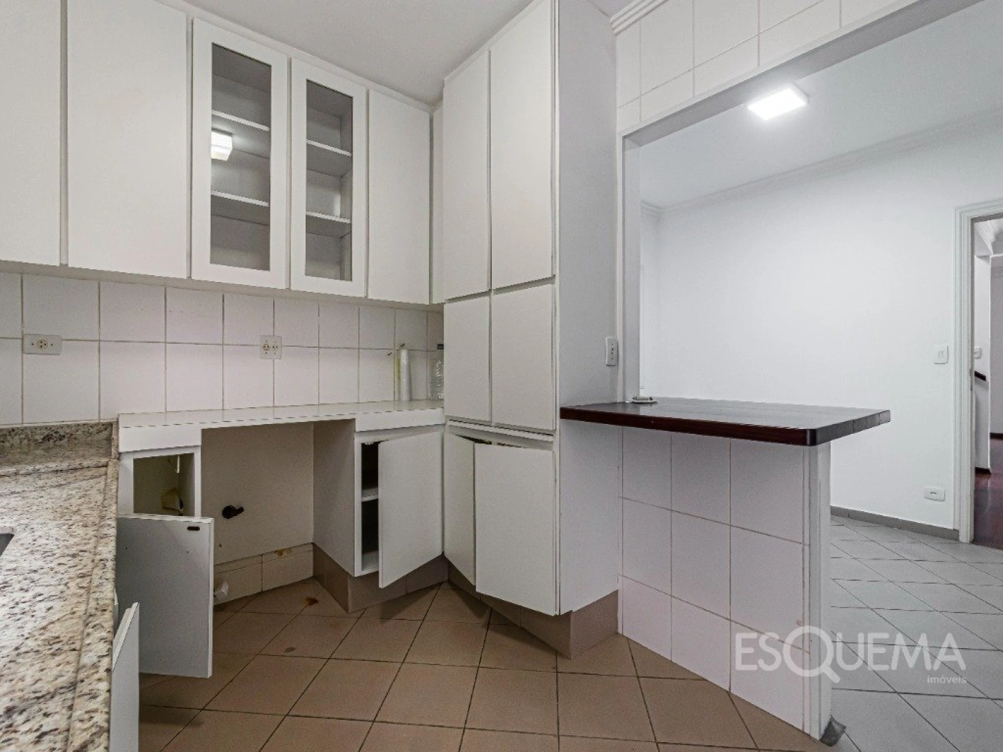 Casa com atmosfera de interior em frente a praça - Imagem 13