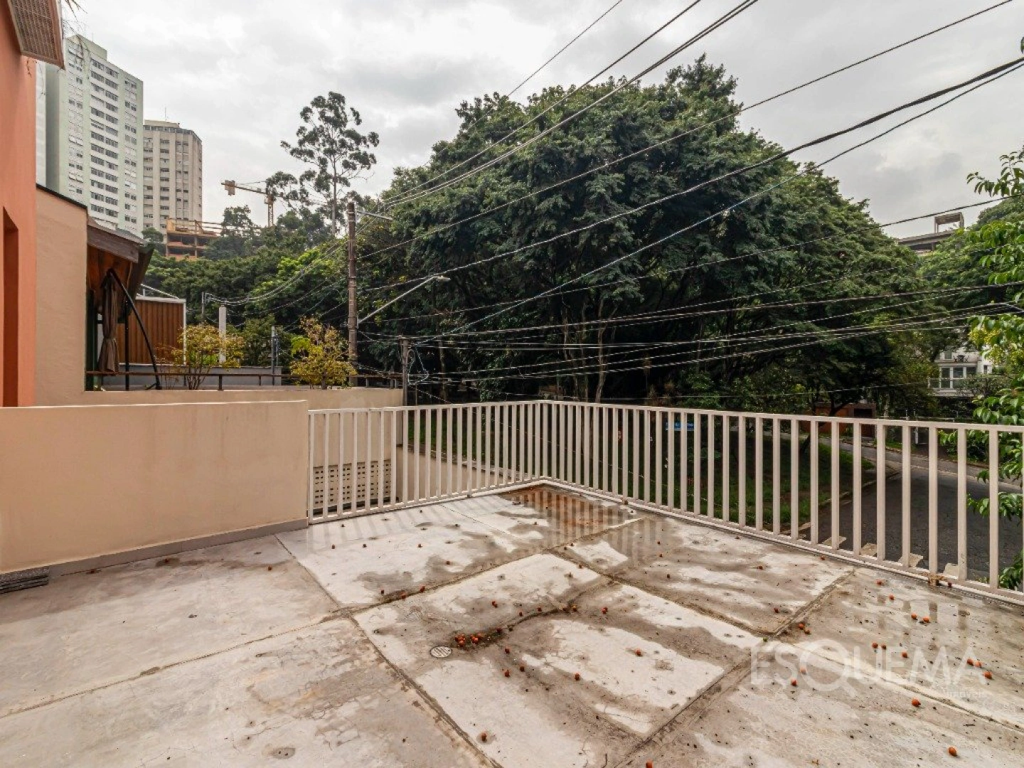 Casa com atmosfera de interior em frente a praça - Imagem 14