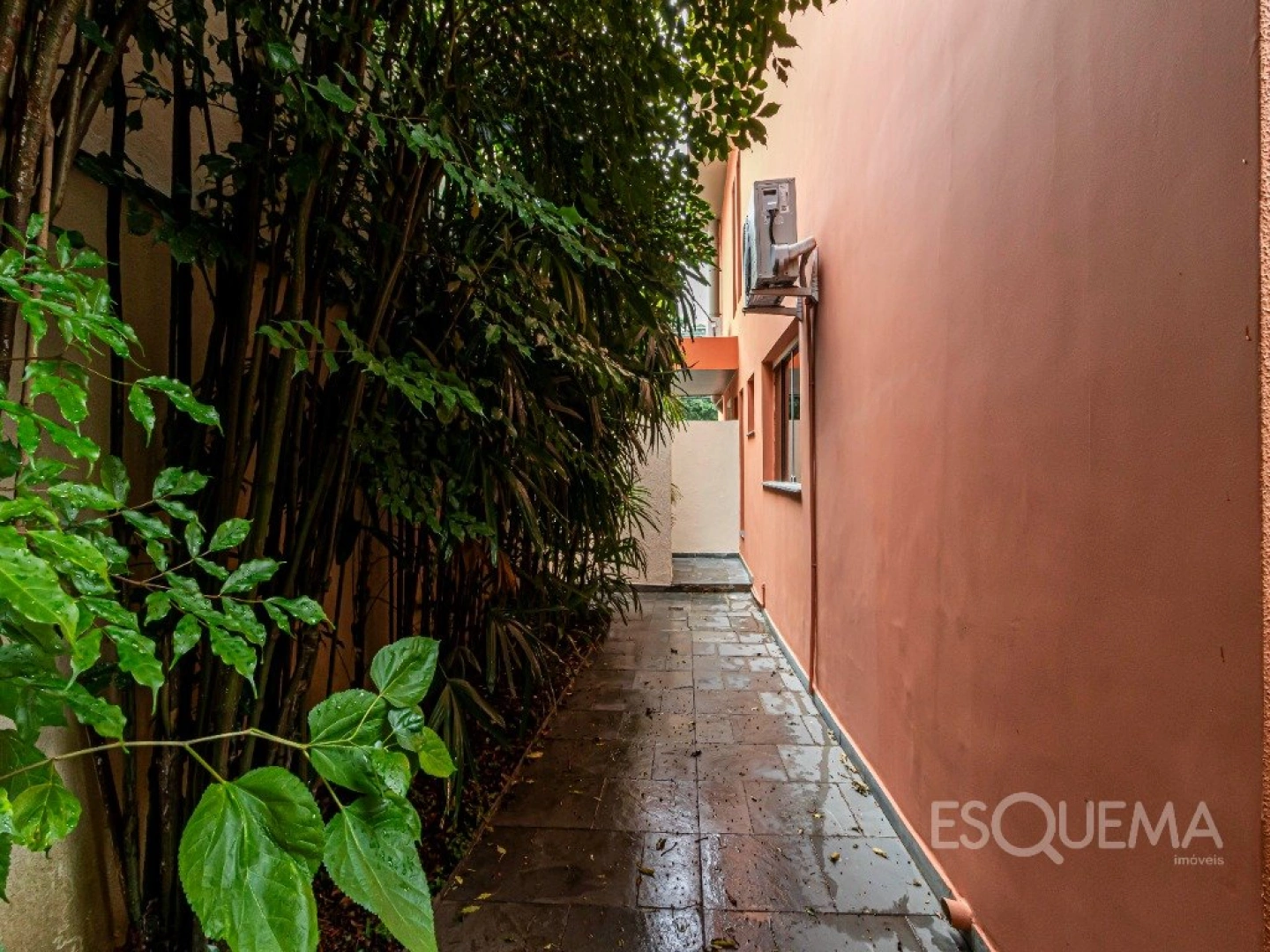 Casa com atmosfera de interior em frente a praça - Imagem 15