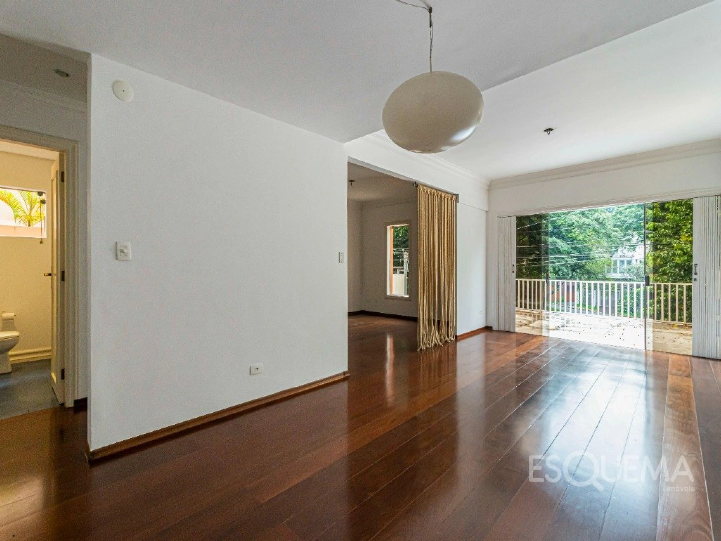 Casa com atmosfera de interior em frente a praça - Imagem 1
