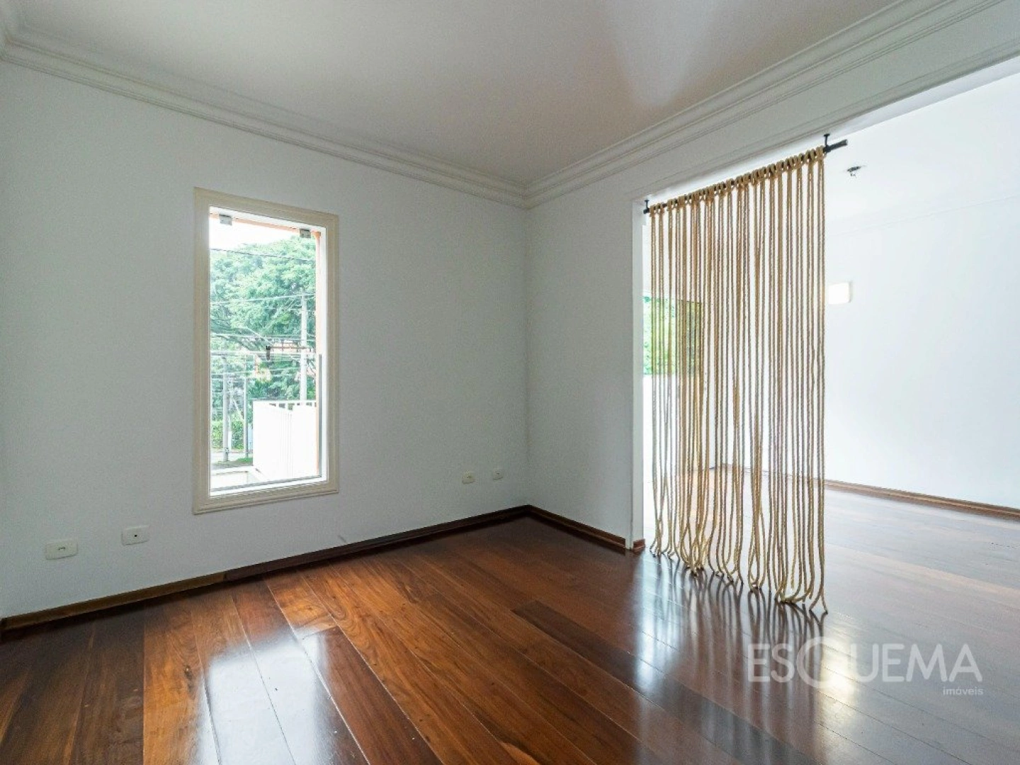 Casa com atmosfera de interior em frente a praça - Imagem 2