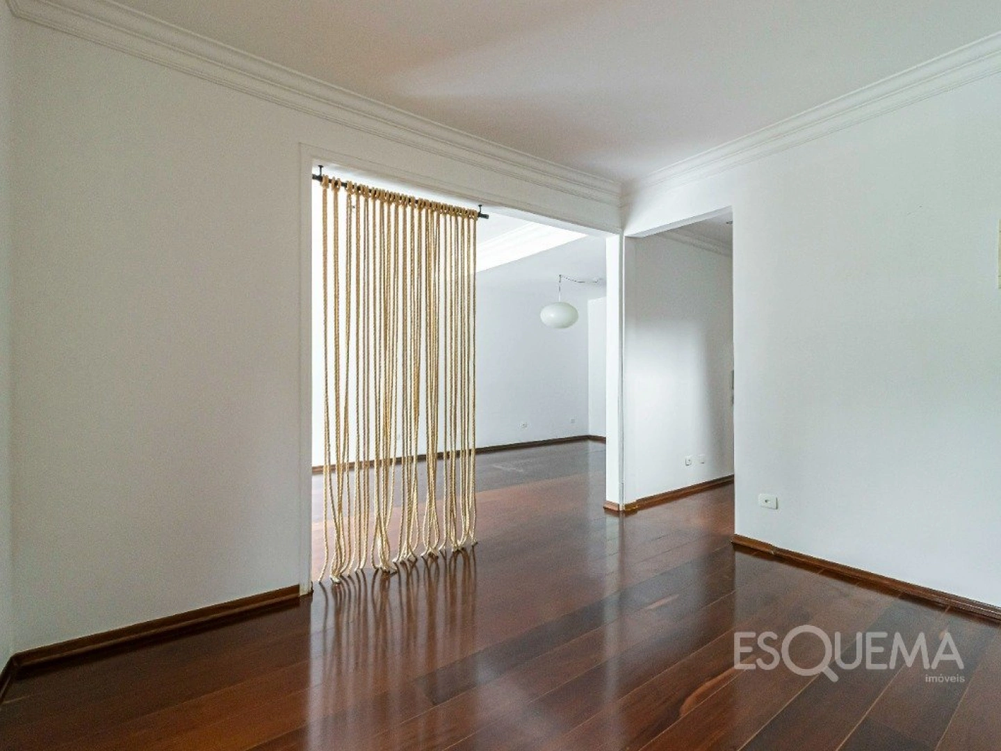 Casa com atmosfera de interior em frente a praça - Imagem 3