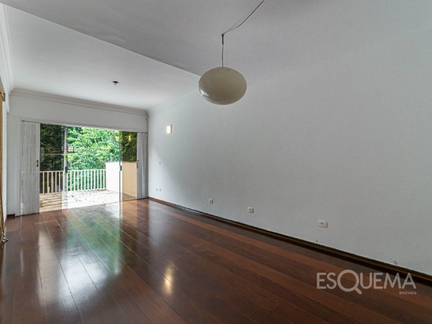 Casa com atmosfera de interior em frente a praça - Imagem 4