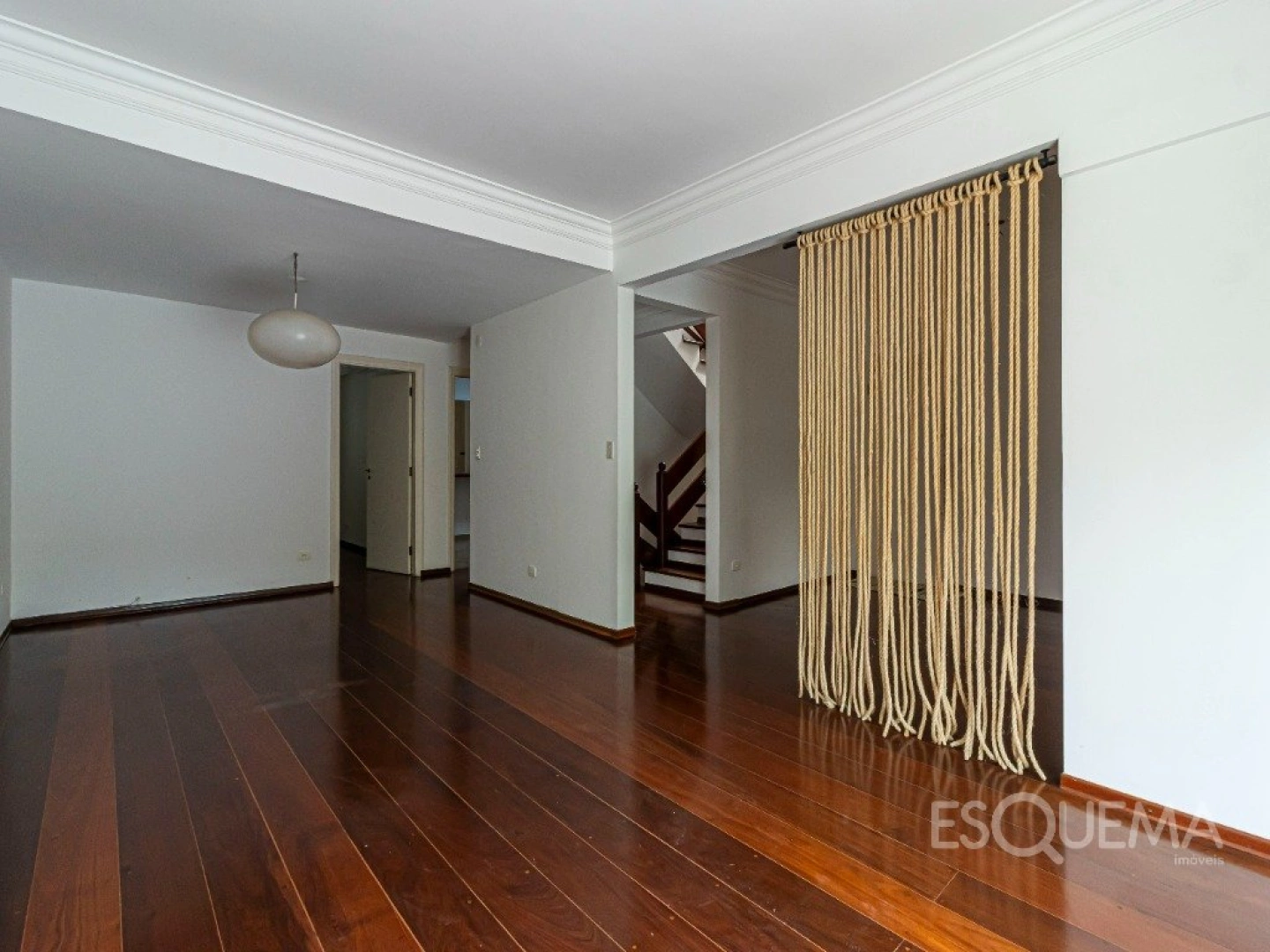Casa com atmosfera de interior em frente a praça - Imagem 5