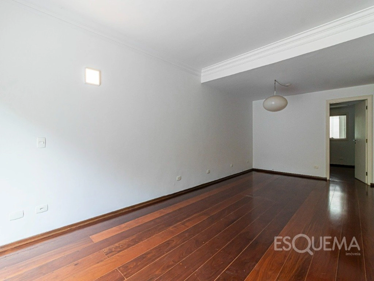 Casa com atmosfera de interior em frente a praça - Imagem 6