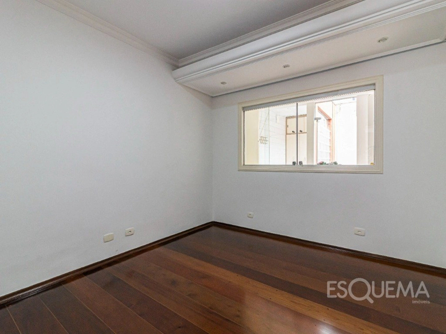 Casa com atmosfera de interior em frente a praça - Imagem 8