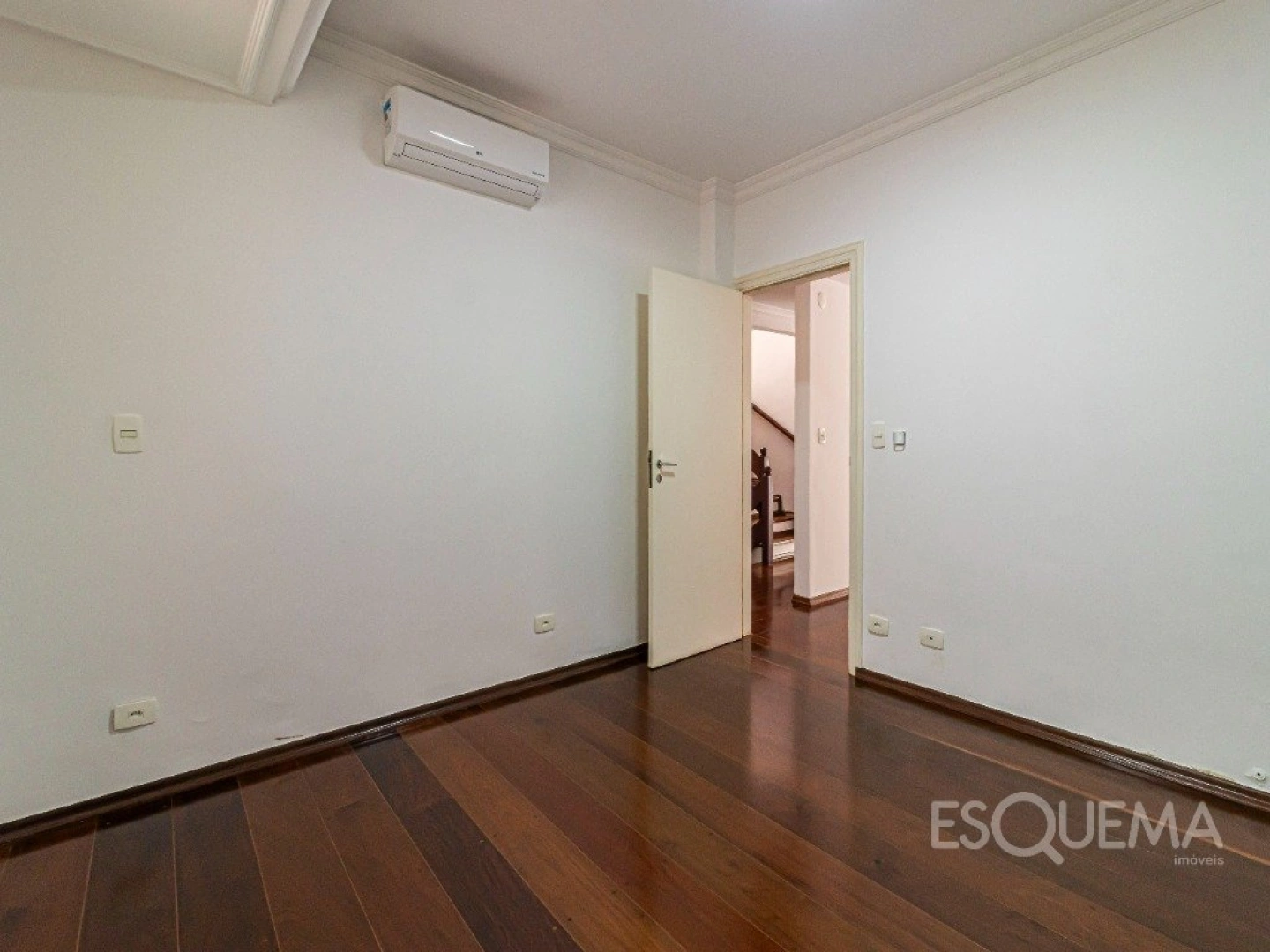Casa com atmosfera de interior em frente a praça - Imagem 9