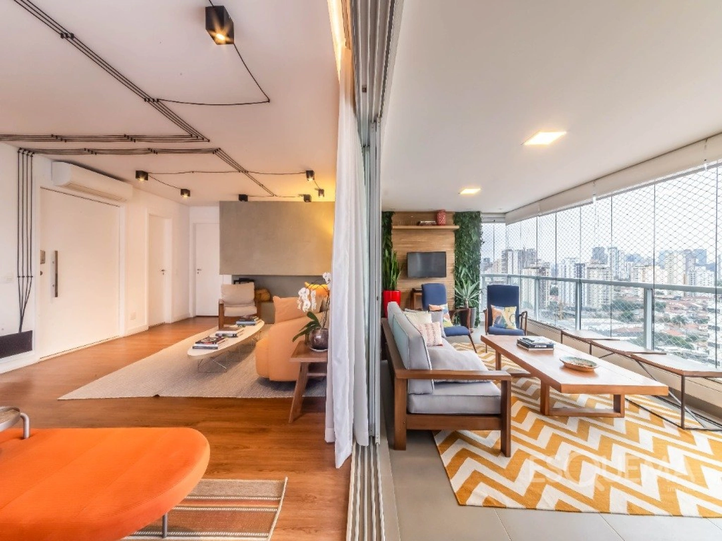 Apartamento mobiliado com duas varandas, marcenaria personalizada e luz natural, no Brooklin - Imagem 1