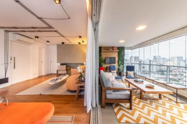 Apartamento mobiliado com duas varandas, marcenaria personalizada e luz natural, no Brooklin