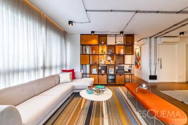 Apartamento mobiliado com duas varandas, marcenaria personalizada e luz natural, no Brooklin