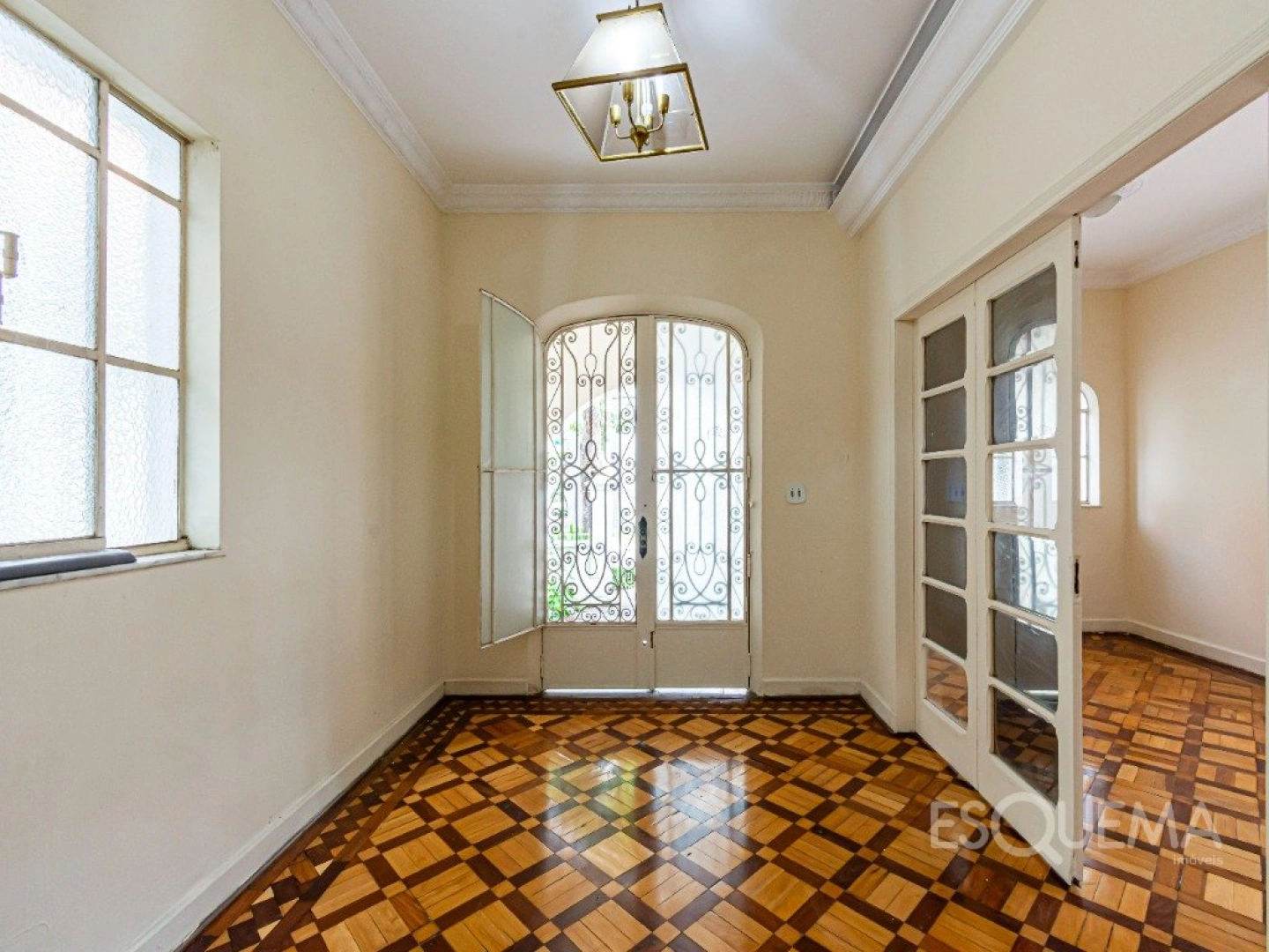 Casa para reforma em ótima localização - Imagem 2
