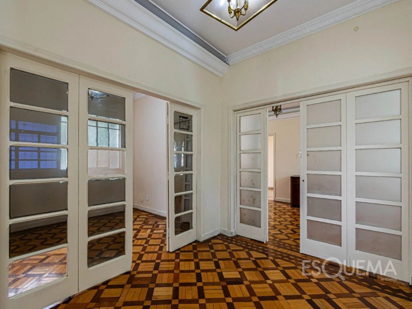 Casa para reforma em ótima localização - Imagem 5