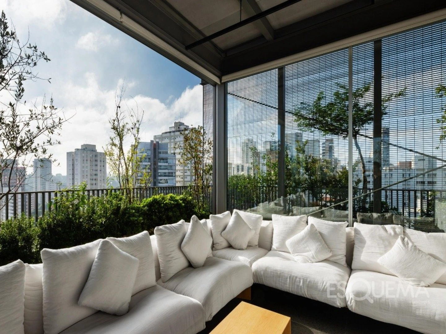 Cobertura com projeto de Isay Weinfeld e vista aberta - Imagem 12