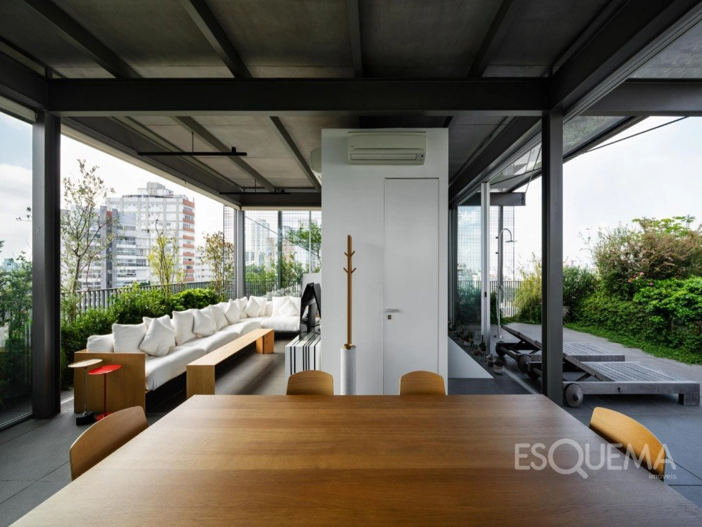 Cobertura com projeto de Isay Weinfeld e vista aberta - Imagem 13