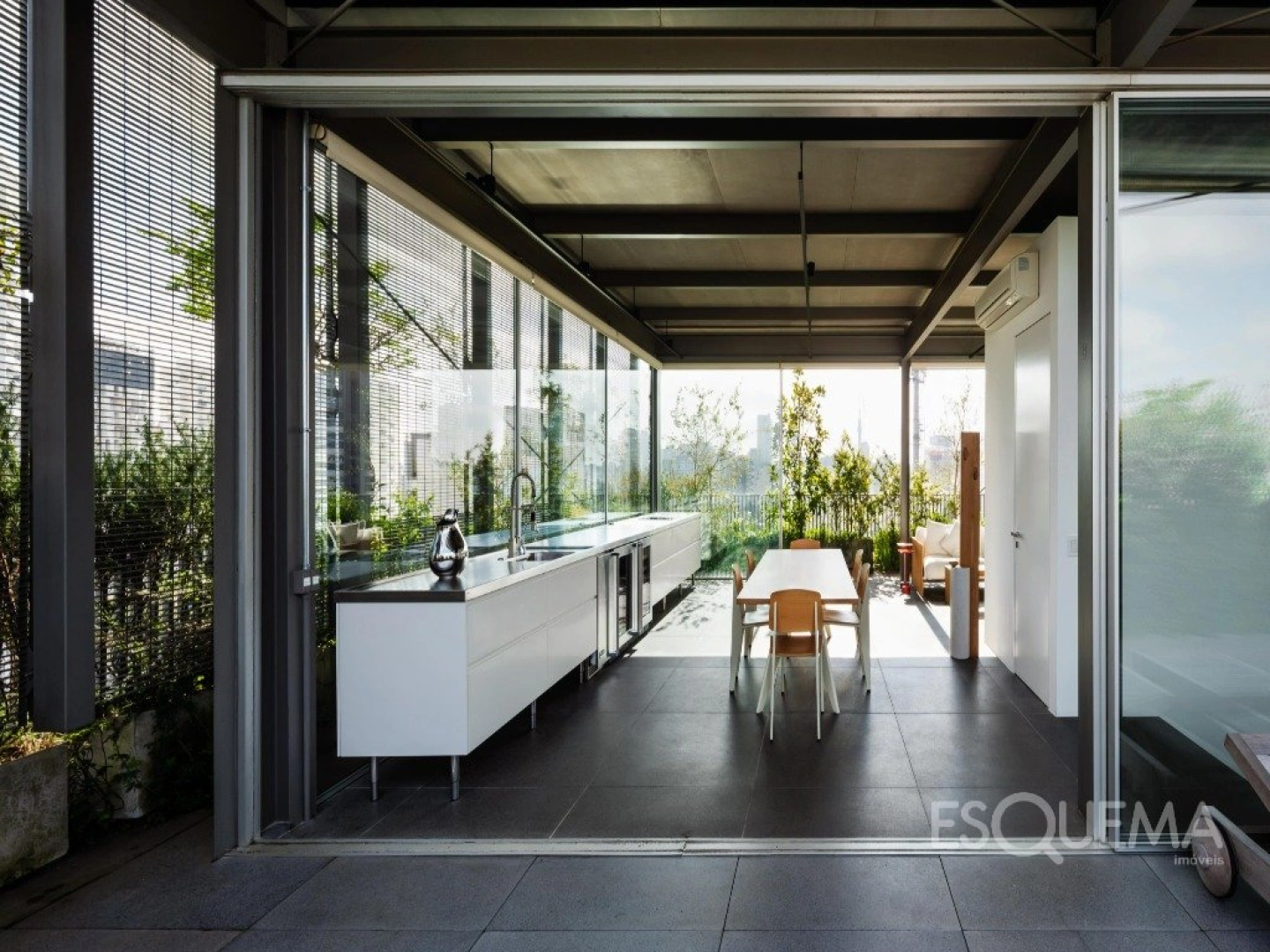 Cobertura com projeto de Isay Weinfeld e vista aberta - Imagem 14