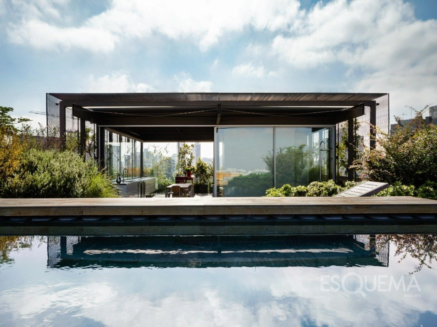Cobertura com projeto de Isay Weinfeld e vista aberta - Imagem 1