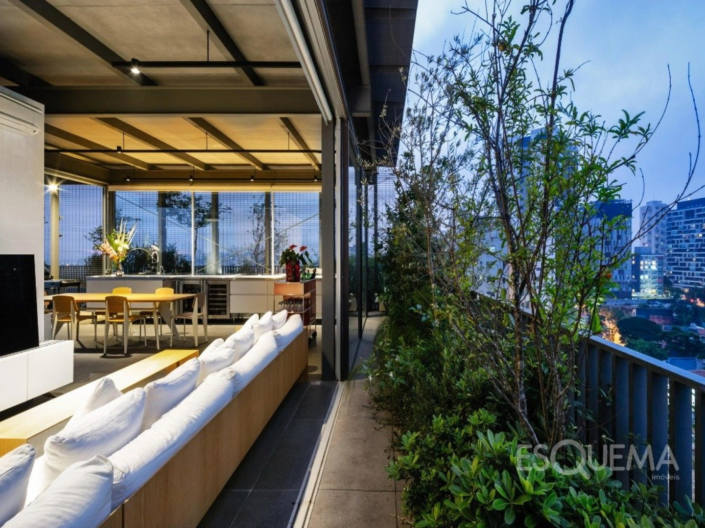 Cobertura com projeto de Isay Weinfeld e vista aberta - Imagem 2