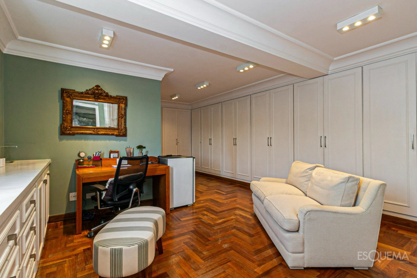 Casa com vista e jardim em rua arborizada - Imagem 13