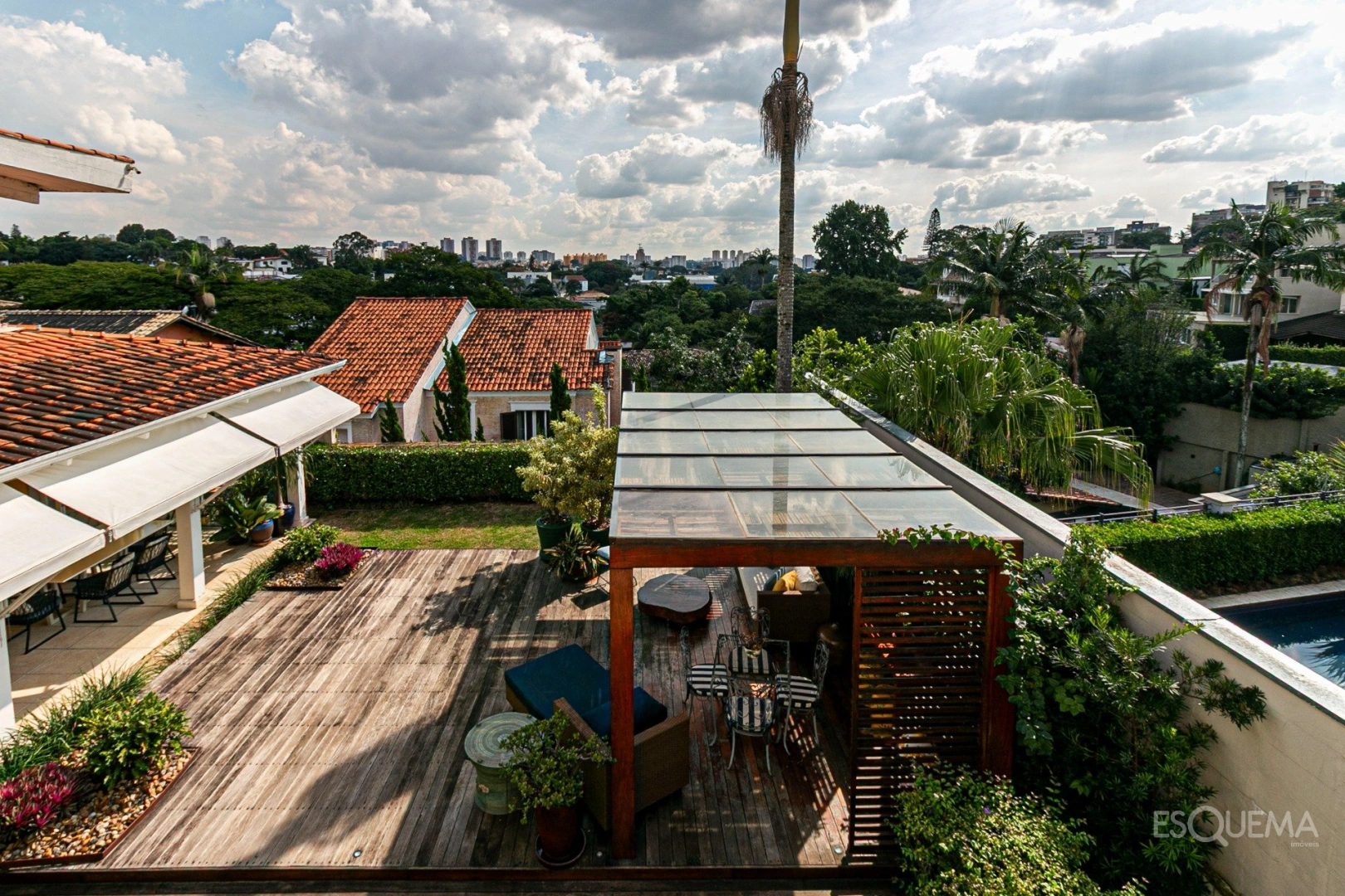 Casa com vista e jardim em rua arborizada - Imagem 14