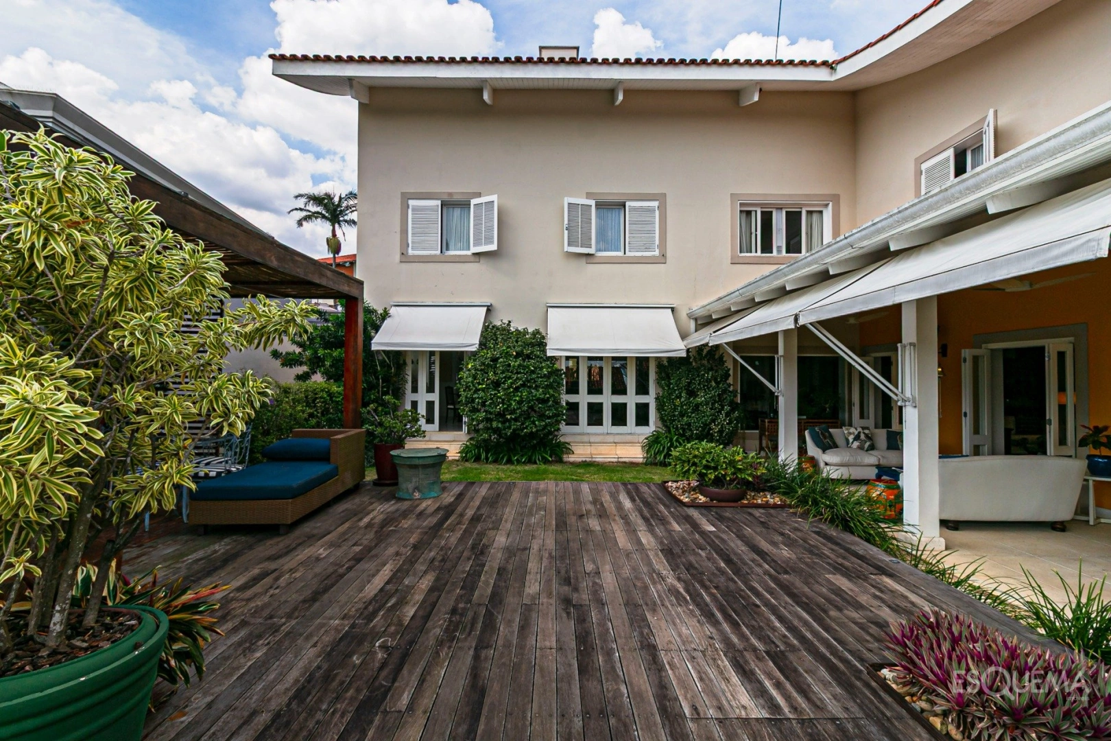 Casa com vista e jardim em rua arborizada - Imagem 15