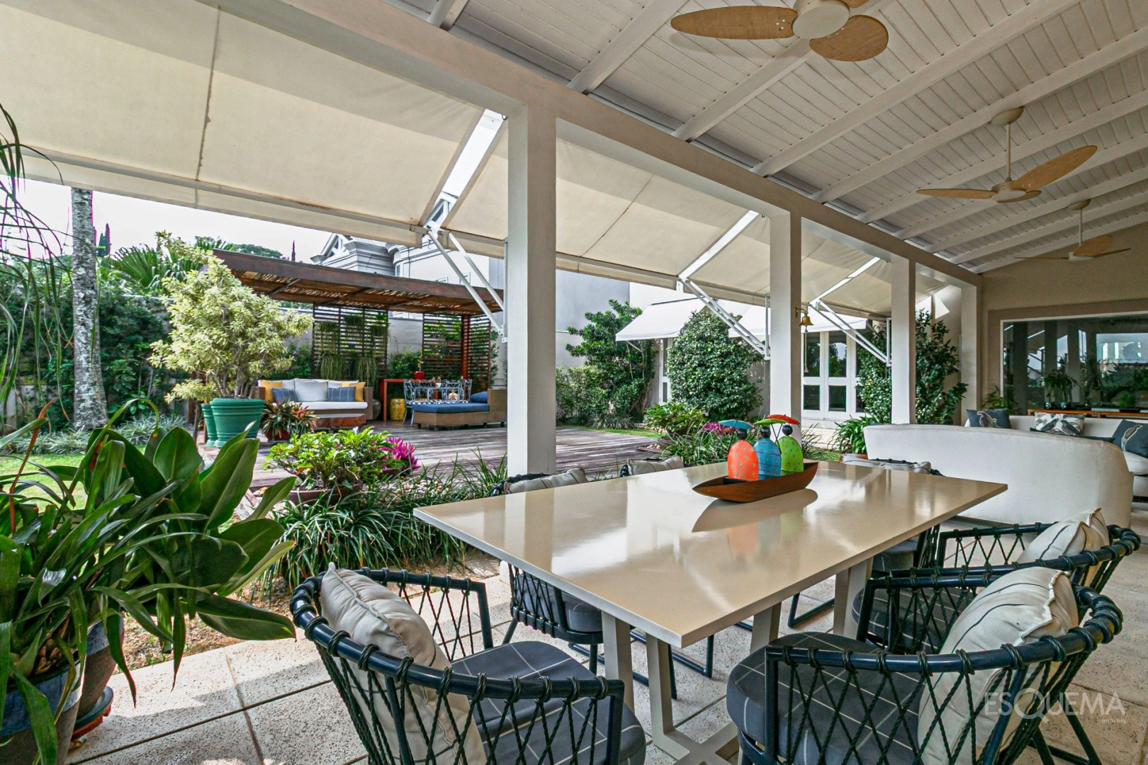 Casa com vista e jardim em rua arborizada - Imagem 1