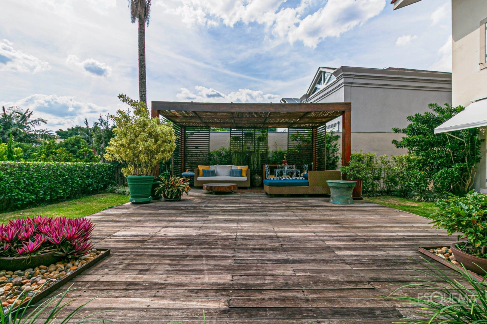 Casa com vista e jardim em rua arborizada - Imagem 2