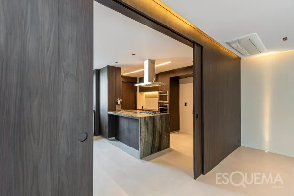 Apartamento reformado a poucos passos do Parque do Povo