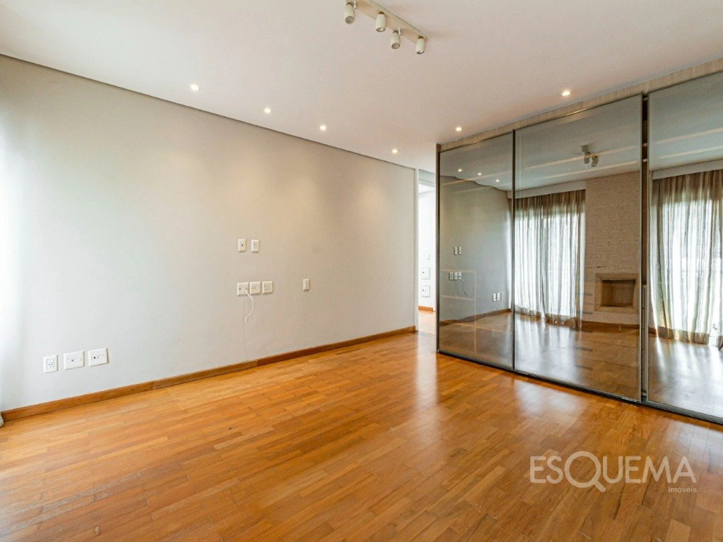 Casa em condomínio com portaria 24 horas - Imagem 11
