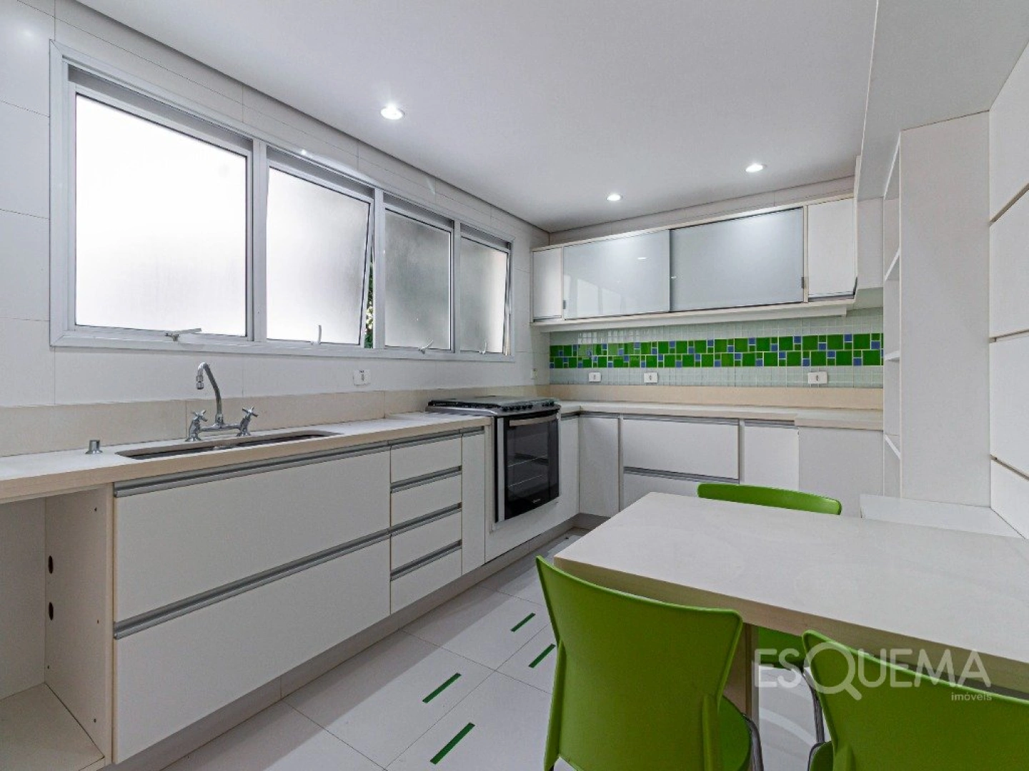 Casa em condomínio com portaria 24 horas - Imagem 6