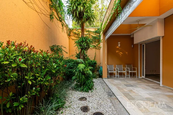 Casa com ambientes integrados próxima à Avenida Faria Lima no Jardim Europa