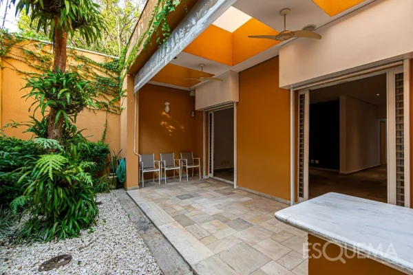 Casa com ambientes integrados próxima à Avenida Faria Lima no Jardim Europa