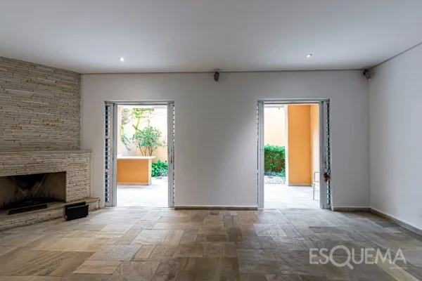 Casa com ambientes integrados próxima à Avenida Faria Lima no Jardim Europa