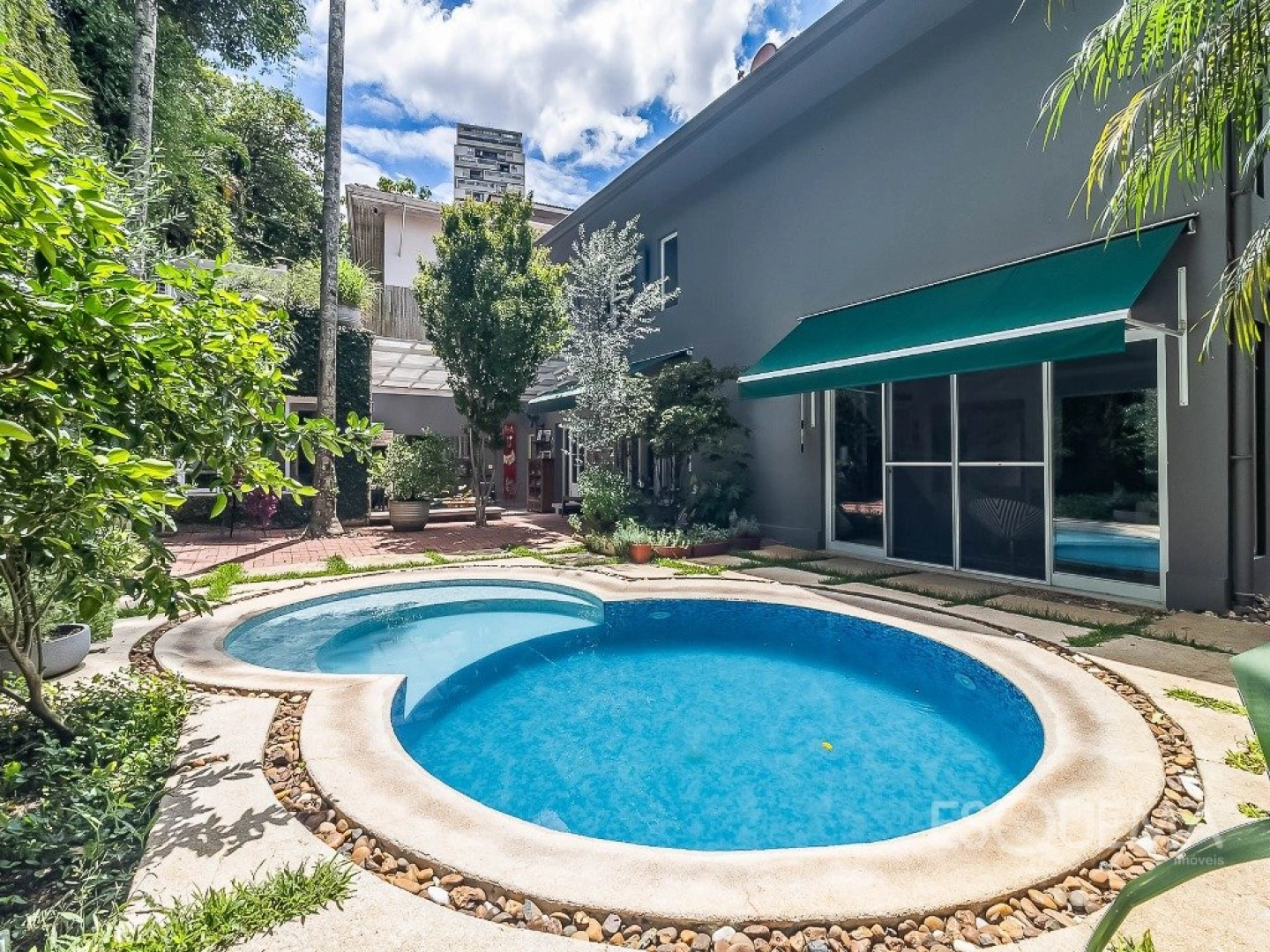 Casa encantadora com muito verde em Alto de Pinheiros - Imagem 4