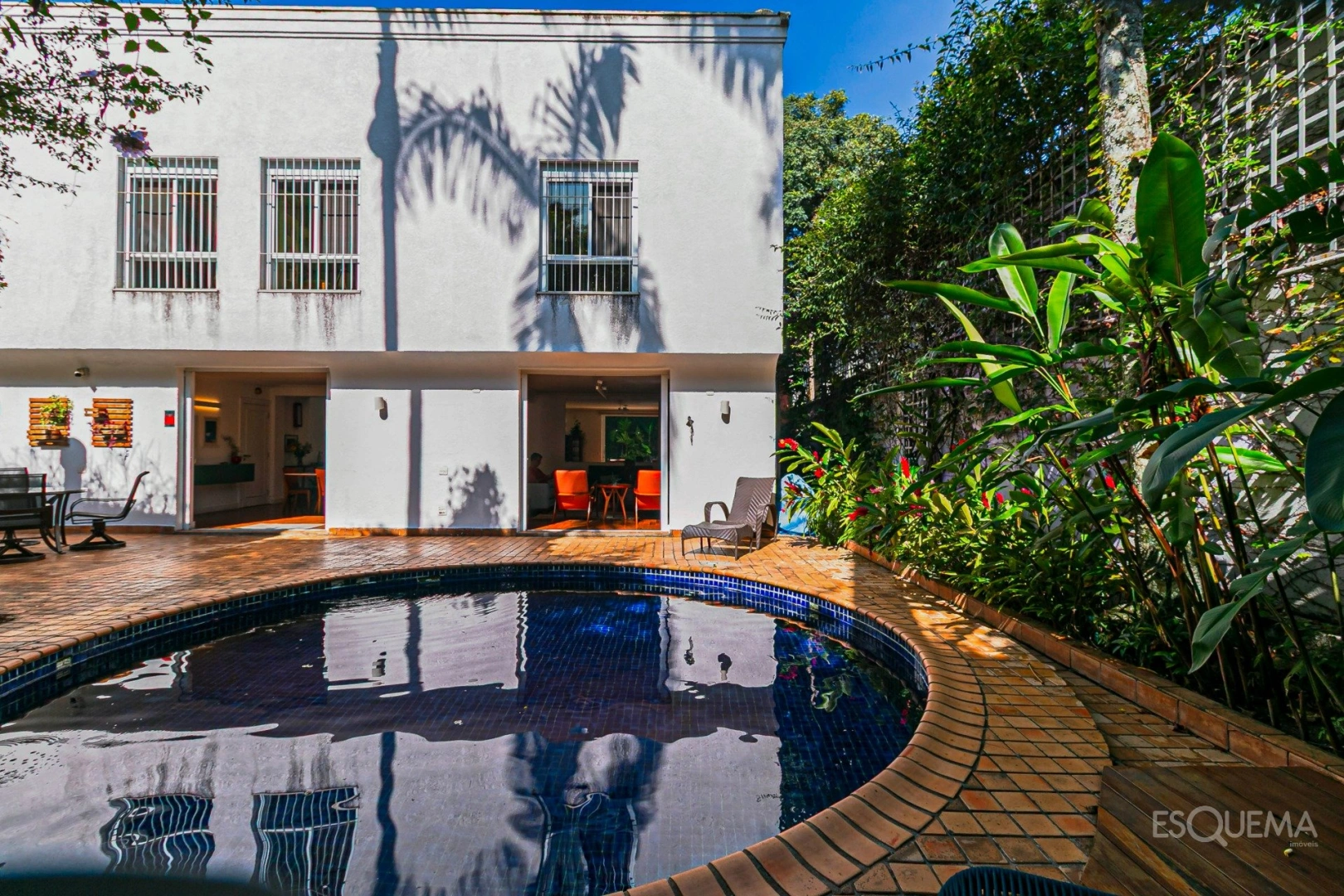 Casa rodeada de verde em rua tranquila do bairro - Imagem 5